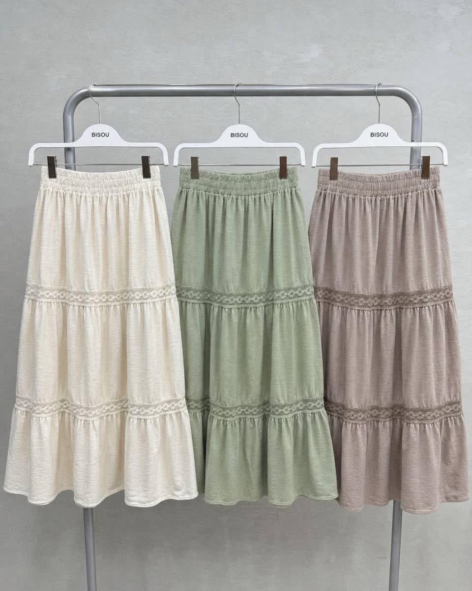 Long Wide Skirt With Laces