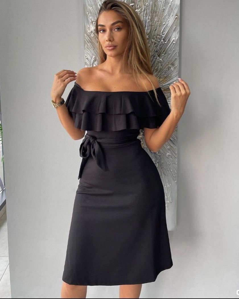 Elegant Dress With Ruffles